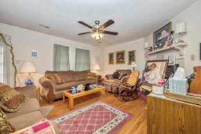COZY HAMPTON TOWNHOUSE
